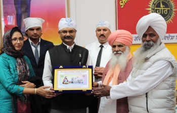Consulate General of India, Milan joined the Indian community and devotees at the celebration of birth anniversary of Shri Guru Ravidas held at SGR Temple, Vicenza on April 7th. Consul Raj Kamal paid tributes to Shri Guru Ravidas while addressing the gathering at the Temple.